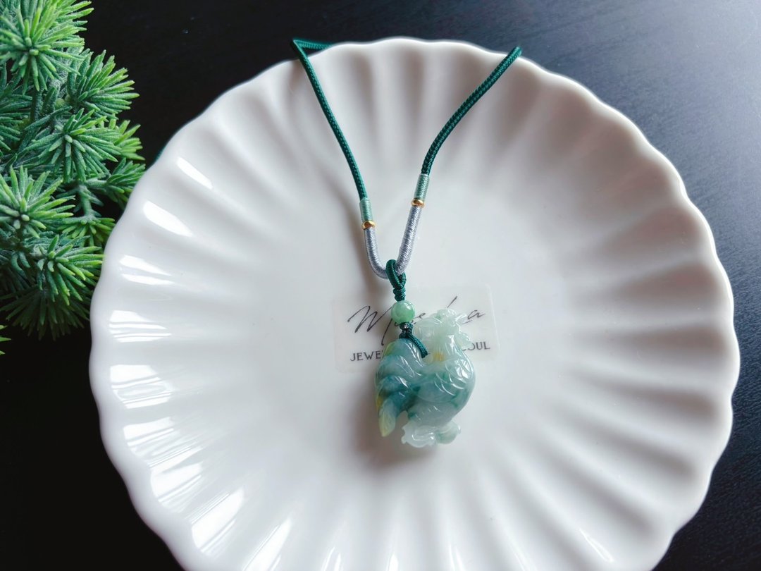 天然缅甸玉 翡翠 飘花带黄翡鸡 心想事成 人丁兴旺 项链 礼物 - 项链 - 玉石 绿色