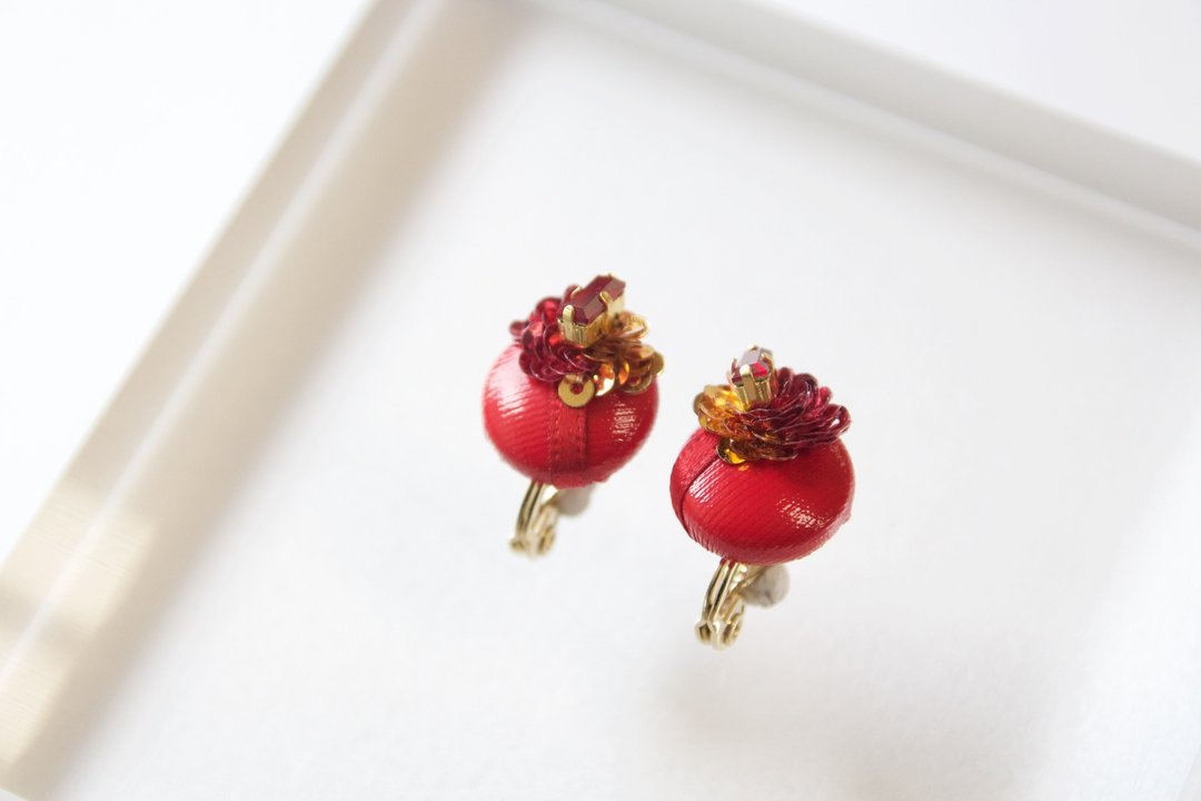 Swarovski Embroidery Earrings - 耳环/耳夹 - 宝石 红色