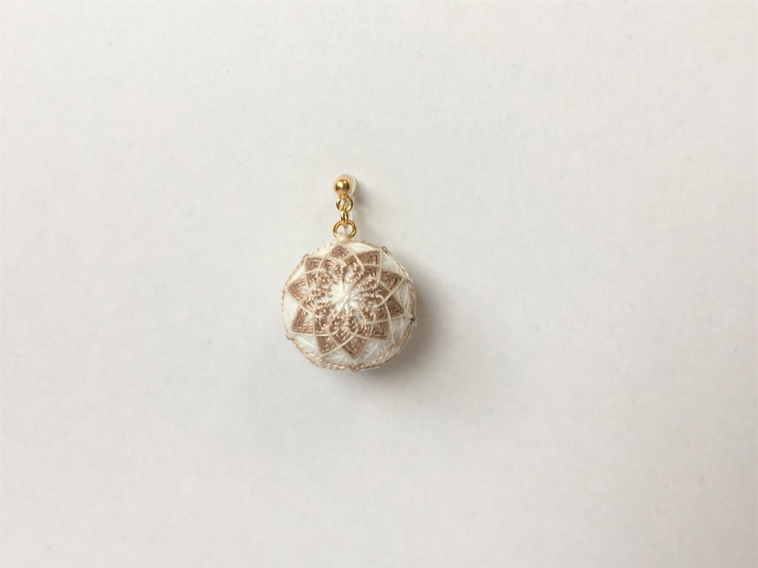 日本的传统工艺 手鞠球 刺繍 耳环 几何 白 米色 莫兰迪色系 - 耳环/耳夹 - 绣线 白色