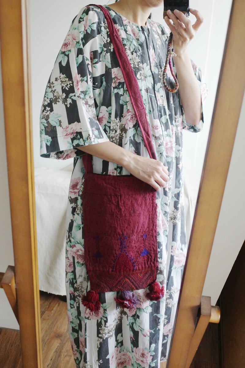 Remake 印度沙漠游牧民族Banjara手工刺绣布料再制斜背包 - 侧背包/斜挎包 - 棉．麻 