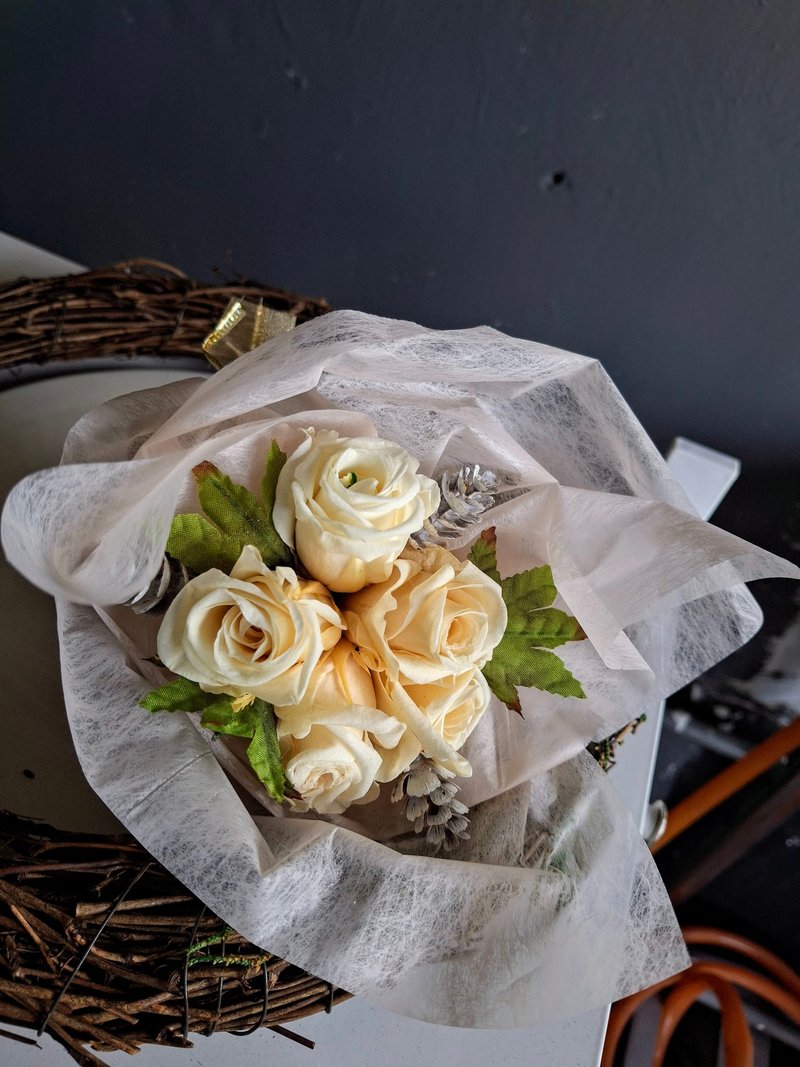 不淍花浪漫玫瑰小花束尺寸宽约12CM长10cM - 香薰/精油/线香 - 其他材质 