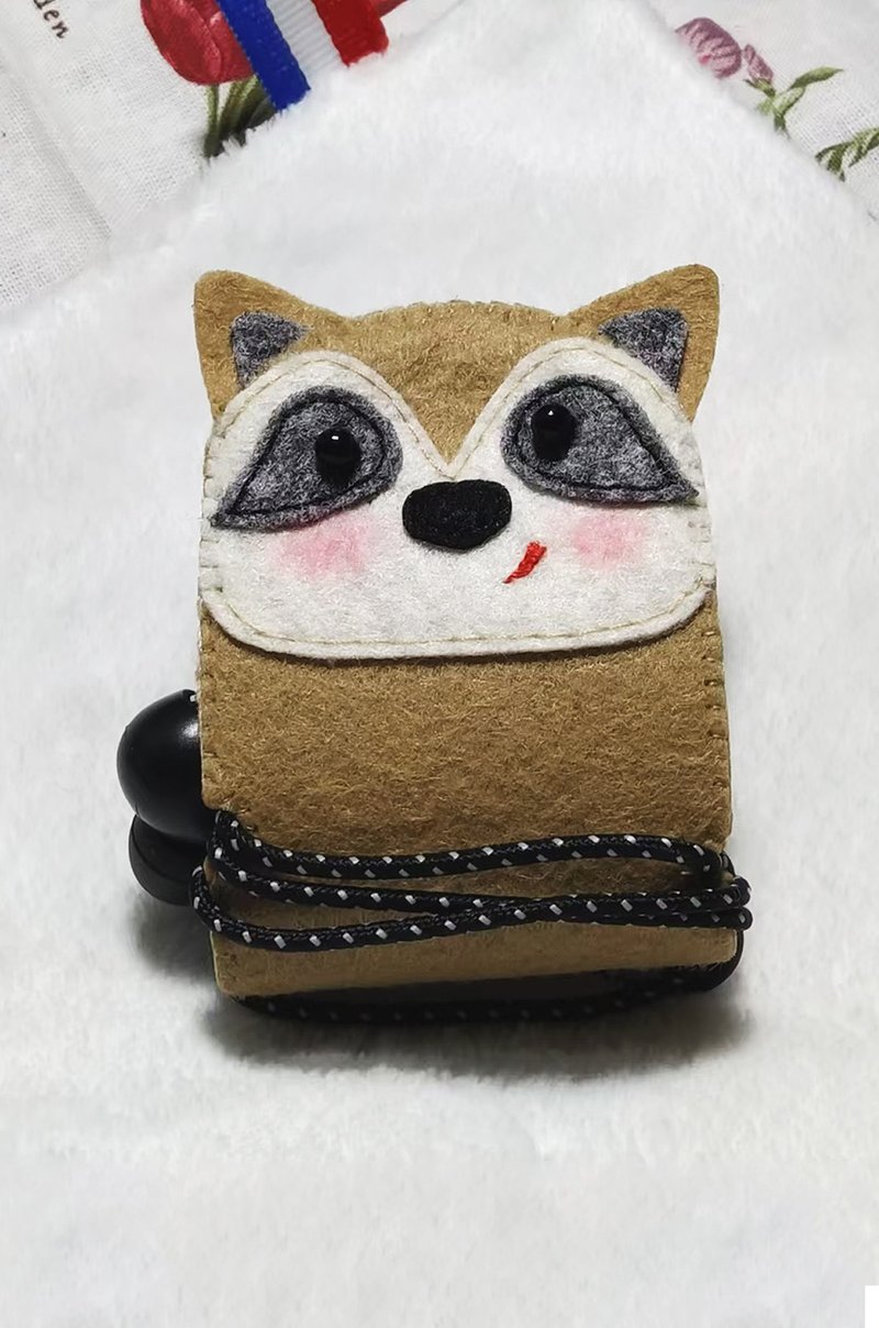 Earphone holder 耳机集线器-浣熊 - 卷线器/电线收纳 - 其他人造纤维 卡其色