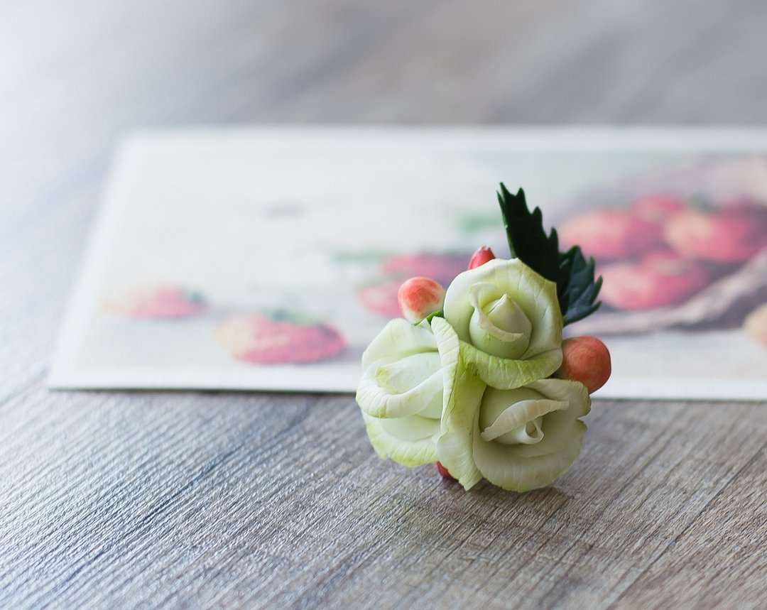 Flower ring with light green roses, red berries and leaves - 戒指 - 其他材质 绿色