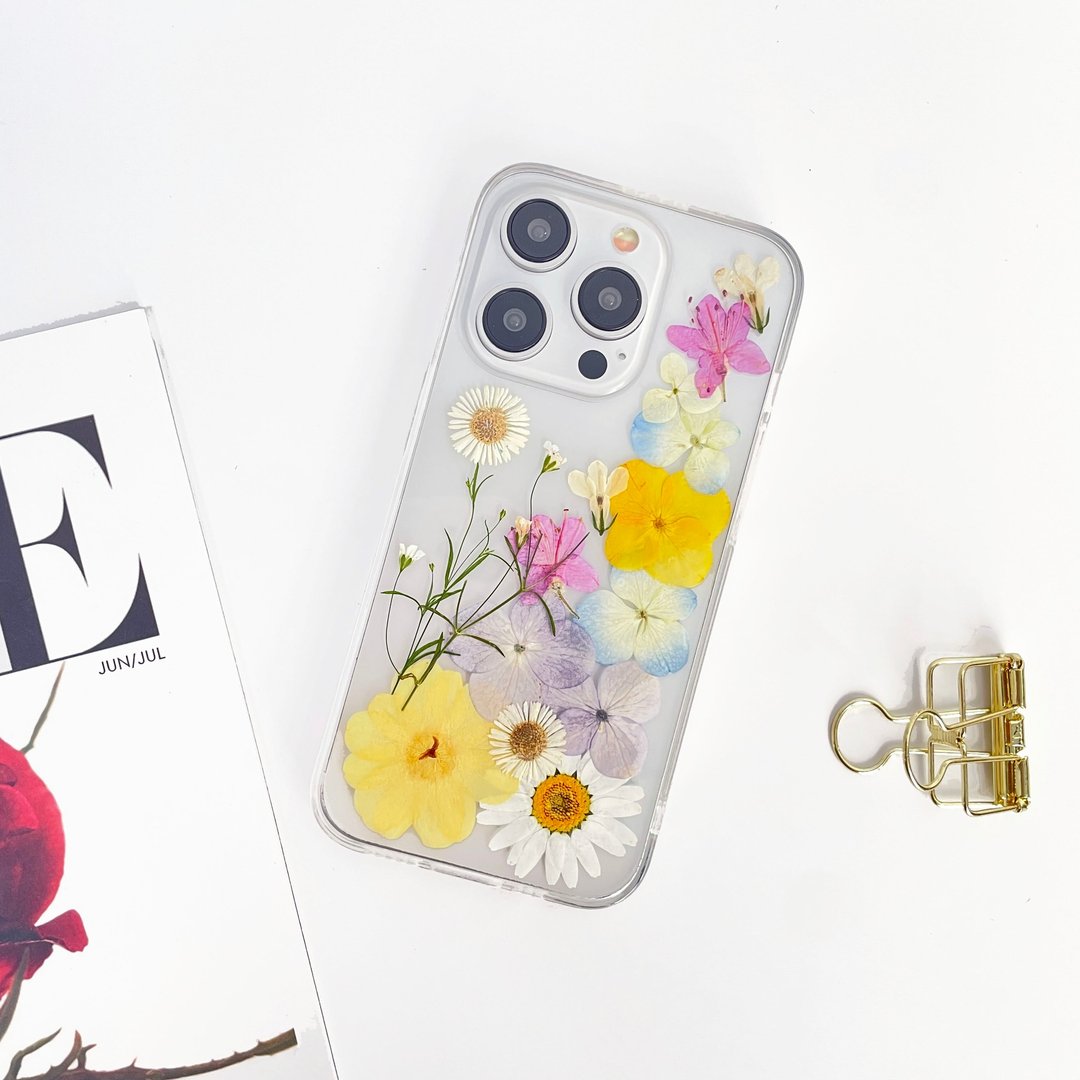 绣球花与雏菊手作押花手机壳 适用于iPhone 16 Samsung S25 Sony - 手机壳/手机套 - 植物．花 