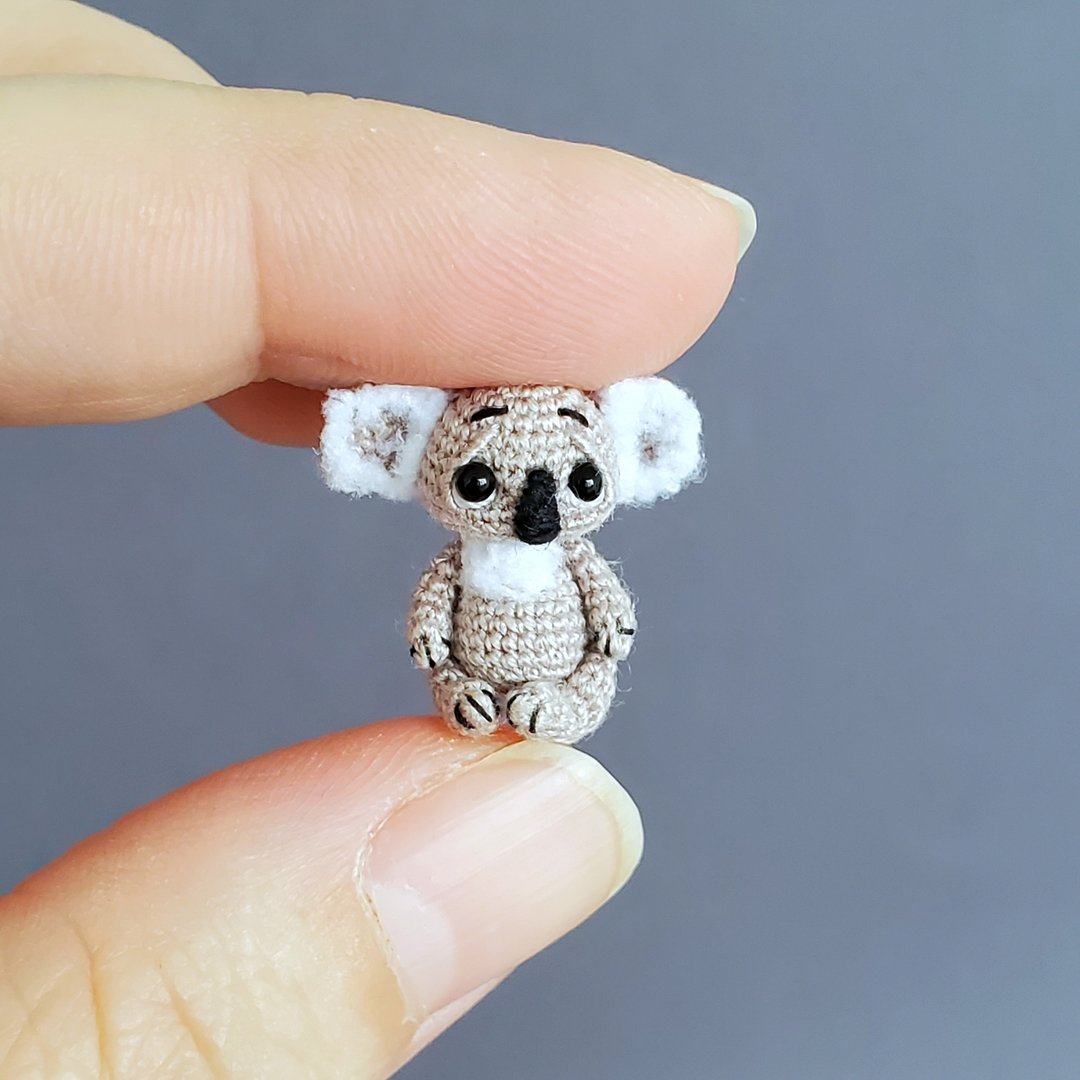 Extremely micro crochet koala. Dollhouse miniature koala toy. Microtoysby - 玩偶/公仔 - 棉 灰色