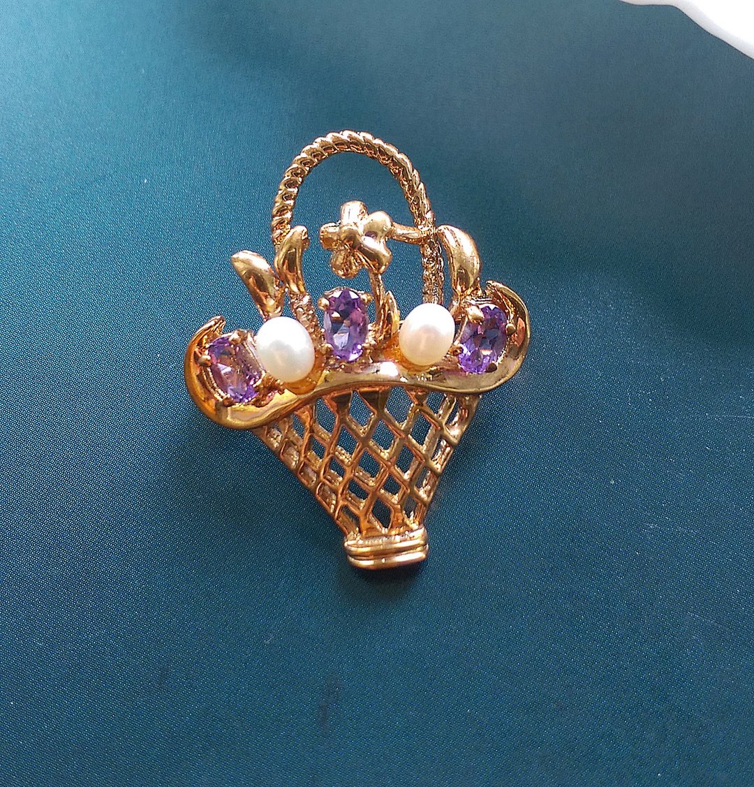 Vintage Jewelry 西洋古董饰品 优美 小巧 篓空仿珠钻 花篮 别针 - 徽章/别针 - 其他金属 金色