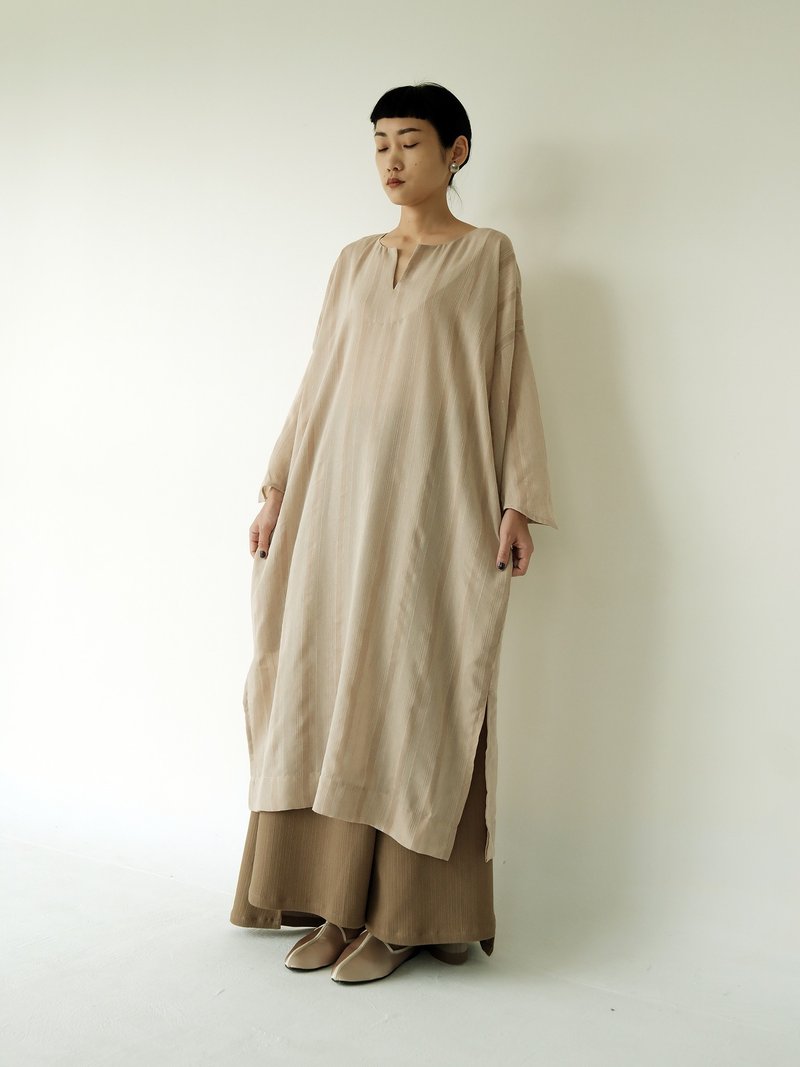 川 衣 WEAR BEING  连肩翅膀袖型蚕丝洋装  米肤压纹 - 洋装/连衣裙 - 丝．绢 粉红色