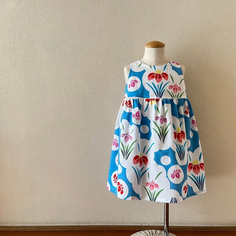 儿童浴衣布料简约喇叭裙，染色鸢尾花，浅蓝色背景，80-130 尺寸，订制 - 童装裙 - 棉．麻 蓝色