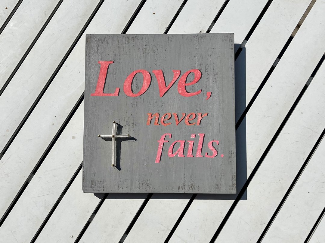 福音商品 爱是永不止息 Love never fails 粉色素雅款 圣诞礼物 - 摆饰 - 木头 多色