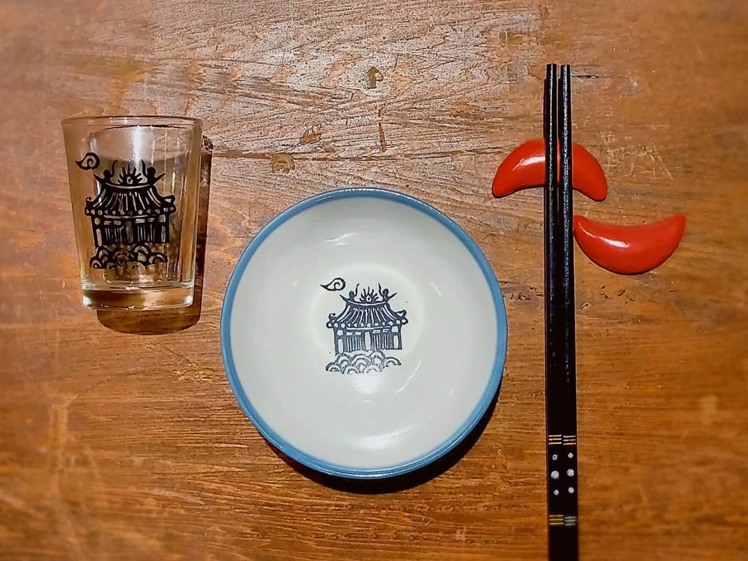 我爱迪化街－霞海城隍庙碗+庙杯+筷架组【女汉子艺术工作室】 - 餐垫/桌巾 - 陶 