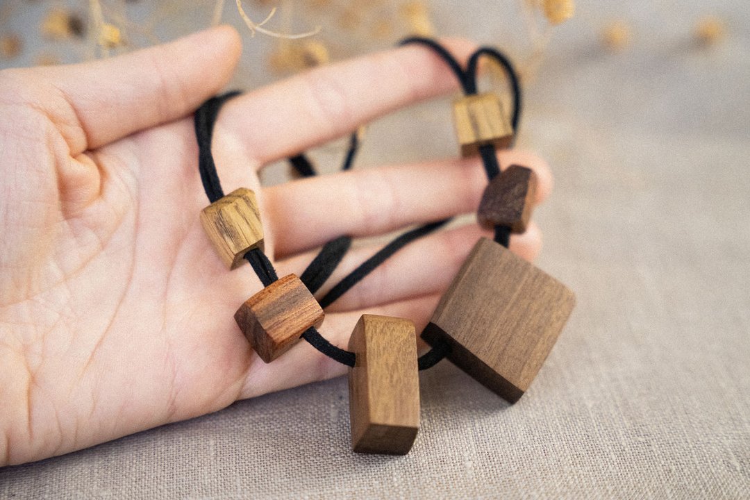 Geometric wooden necklace with a wooden pendant. Short Wooden beads - 项链 - 木头 咖啡色