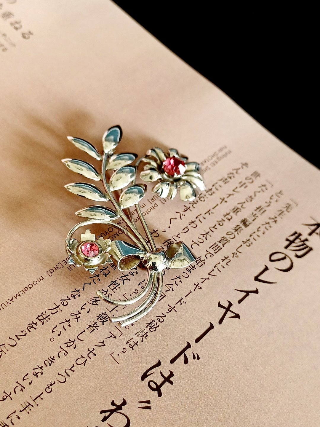 vintage jewelry  古典亮银莱茵花卉 别针 胸针 - 胸针 - 其他金属 