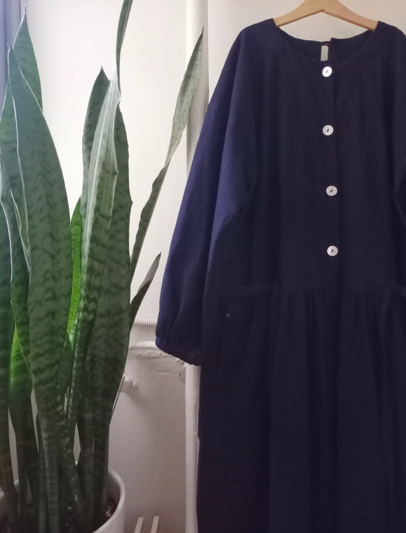 圆领落肩宽袖开衿低腰绑带长洋装--手扎蓝染棉布 - 洋装/连衣裙 - 棉．麻 蓝色