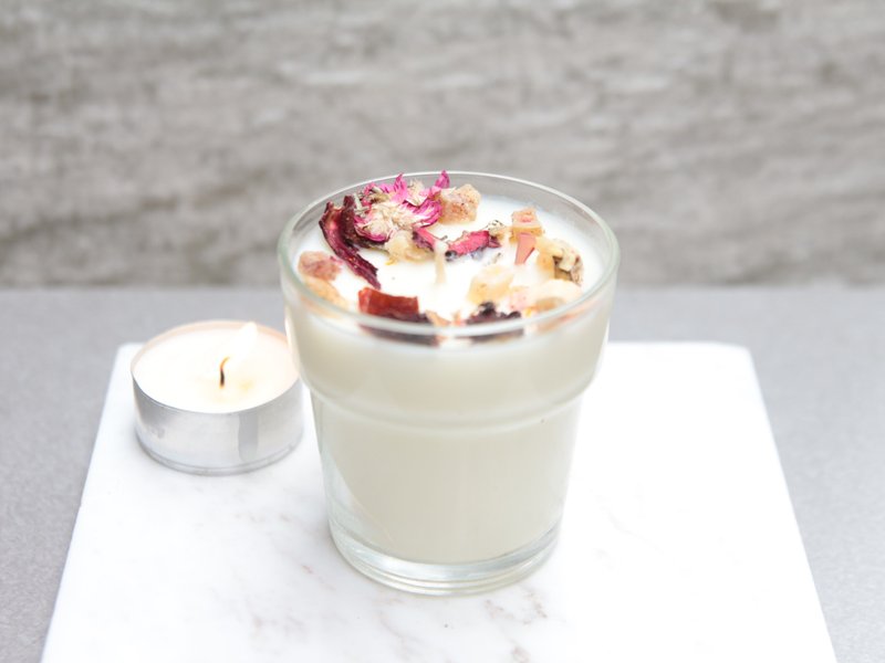 莓果派对／干燥花指缘油有机大豆蜡烛／花调香氛／90g - 蜡烛/烛台 - 蜡 白色