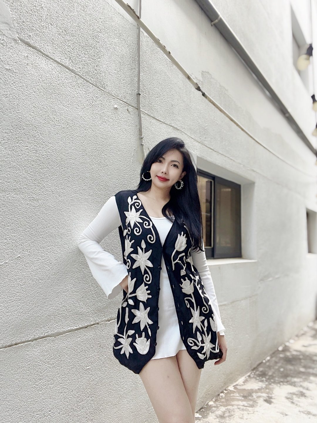 夜黑亮白花卉 尼泊尔民俗图腾刺绣单面V领丝质垂坠开襟背心 - 女装背心 - 丝．绢 黑色