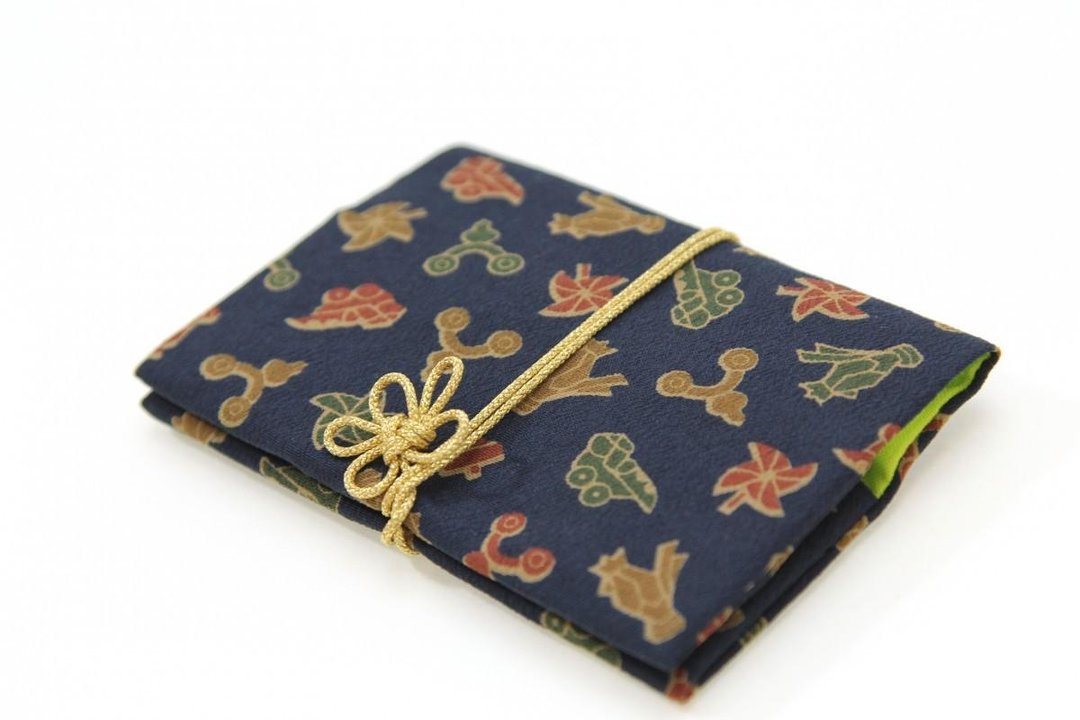 Top x Wakanae-colored kimono card case with plum knot - 名片夹/名片盒 - 棉 蓝色