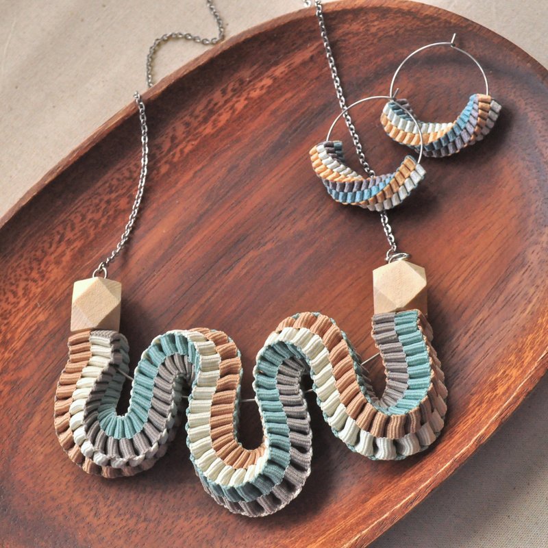 编织 / 扭纹 / 木珠 / 项链 - 颈链 - 棉．麻 卡其色