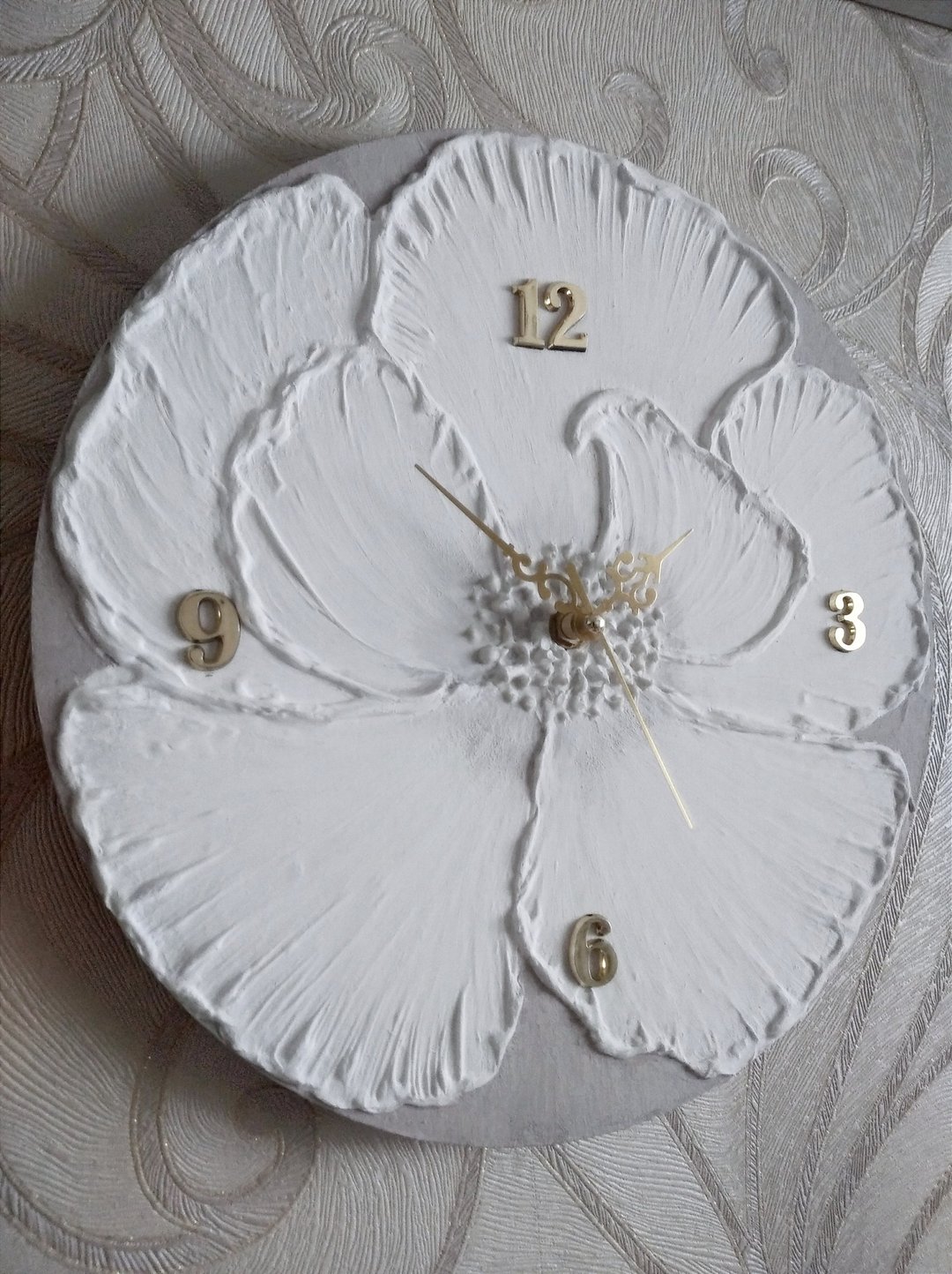 挂钟，以灰色背景衬托白色花朵，适合乔迁、生日赠礼 - 椅子/沙发 - 木头 白色