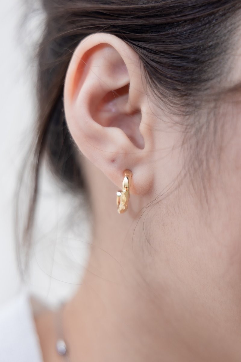 凹凸不平圆弧耳环 金色 - 耳环/耳夹 - 纯银 金色