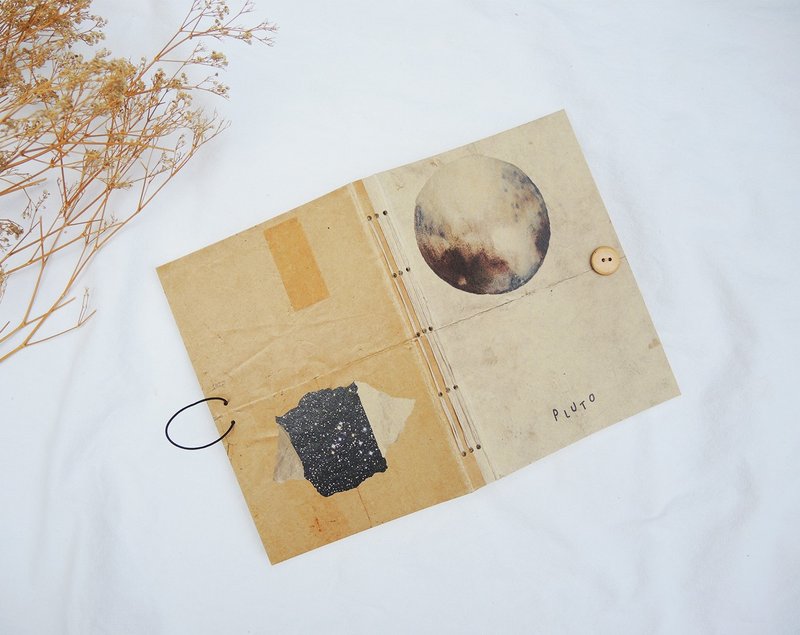 Pluto Notebook A5 (13 x 20 CM). - 笔记本/手帐 - 纸 卡其色