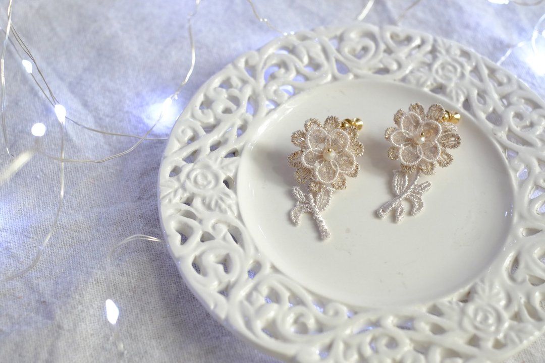 Jt Corner 金线蕾丝 雏菊 小花 手缝水晶 耳环 耳夹 耳针 Lace Daisy Earrings 情人节礼物 - 耳环/耳夹 - 绣线 金色