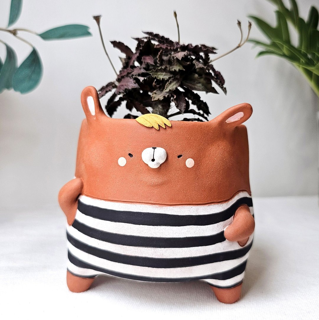 Bunny planter wearing jail costume. Handmade terracotta 花 - 花瓶/陶器 - 陶 