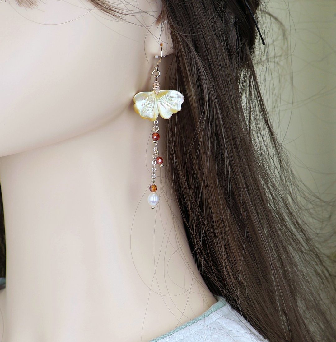 天然黄蝶贝银杏叶不对称耳环/美国 14K 包金防敏耳勾/黄 - 耳环/耳夹 - 玉石 黄色