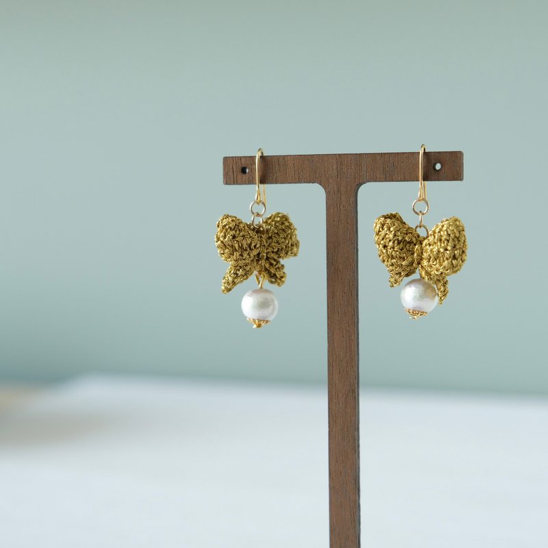 鈎织 金色蝴蝶结拼日本棉花珍珠耳环 - 耳环/耳夹 - 绣线 金色