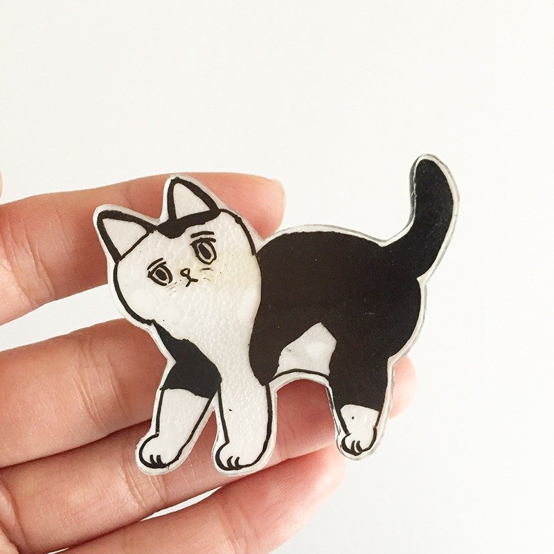 Tokotoko! Prabang brooch of black-and-white cat - 胸针 - 塑料 白色