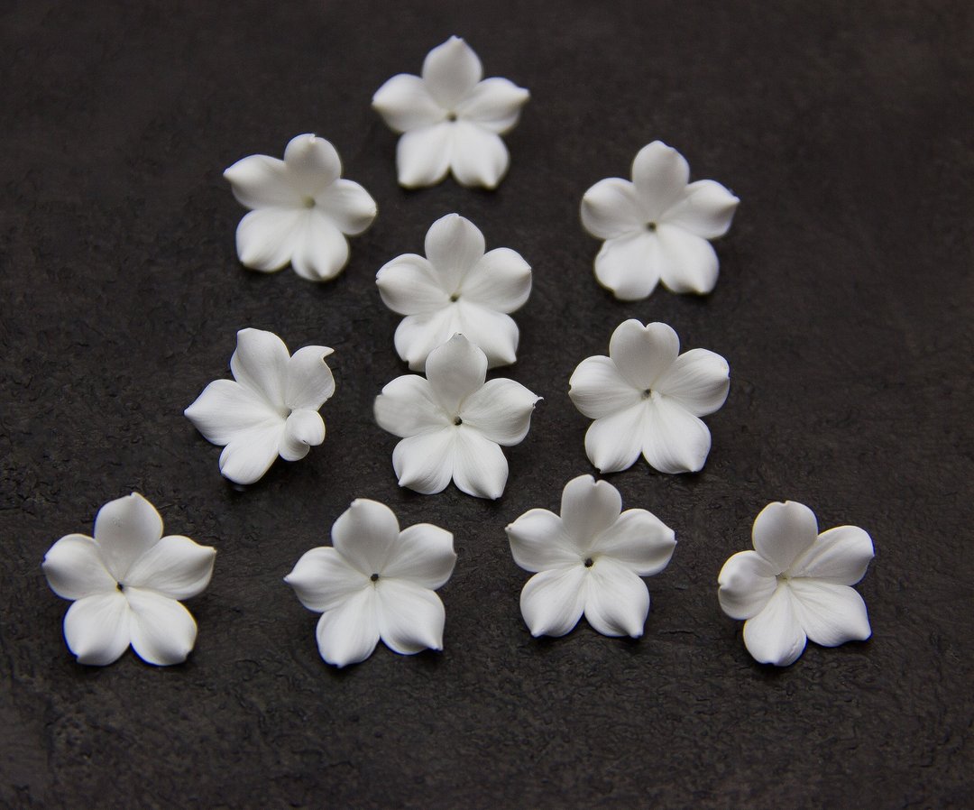White Flowers making jewelry 1.7 cm, Polymer clay flower beads - 零件/散装材料/工具 - 塑料 白色