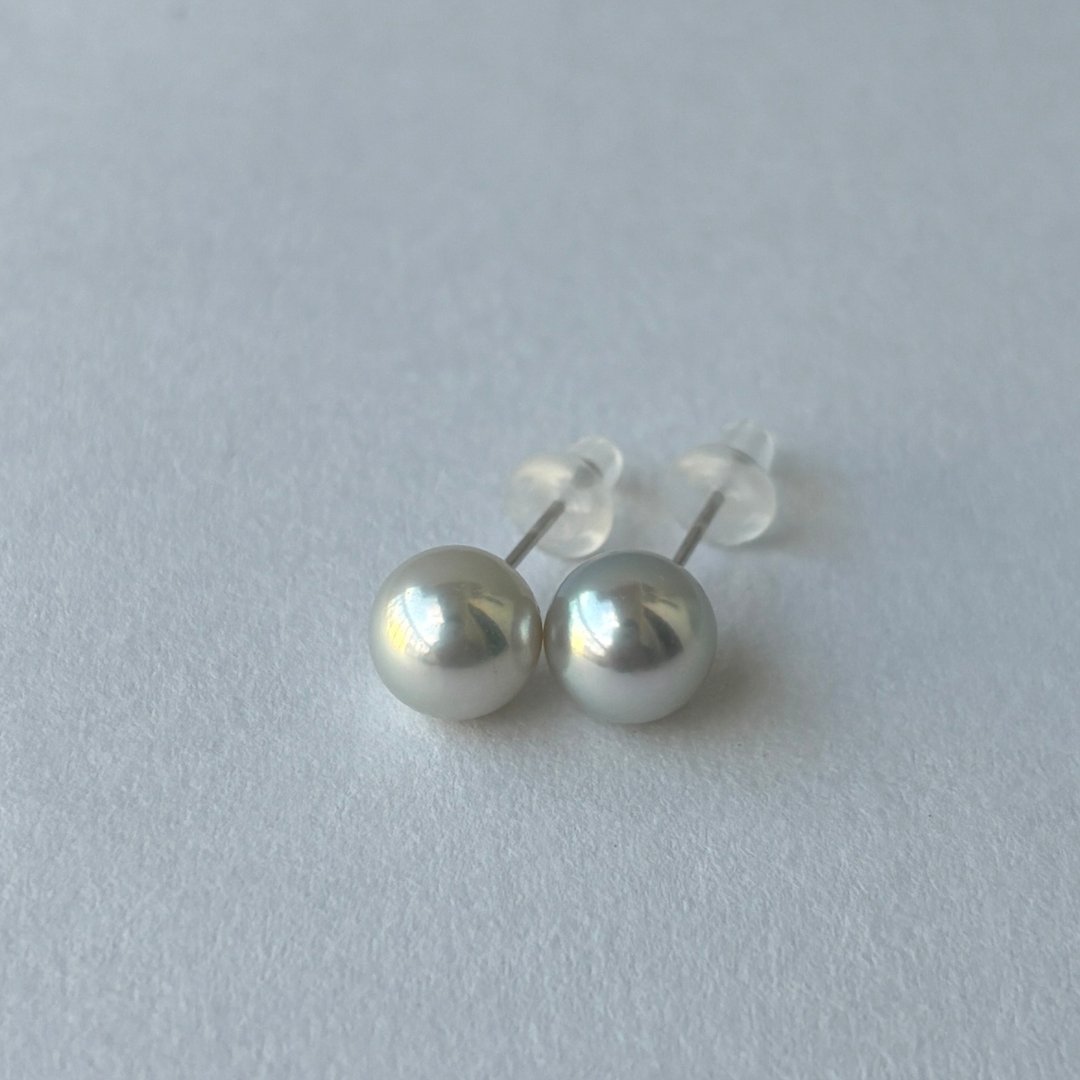 日本 Akoya 海水珍珠耳钉 7.3mm 14K 白金 镜面皮光 银白蓝光 真多麻 - 耳环/耳夹 - 珍珠 银色