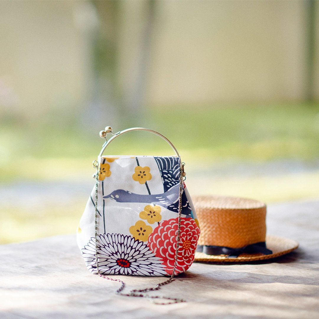 Benly Gamaguchi Bag Mankai Ume with Chain and Synthetic Leather Shoulder [Made in Japan] - 侧背包/斜挎包 - 棉 白色
