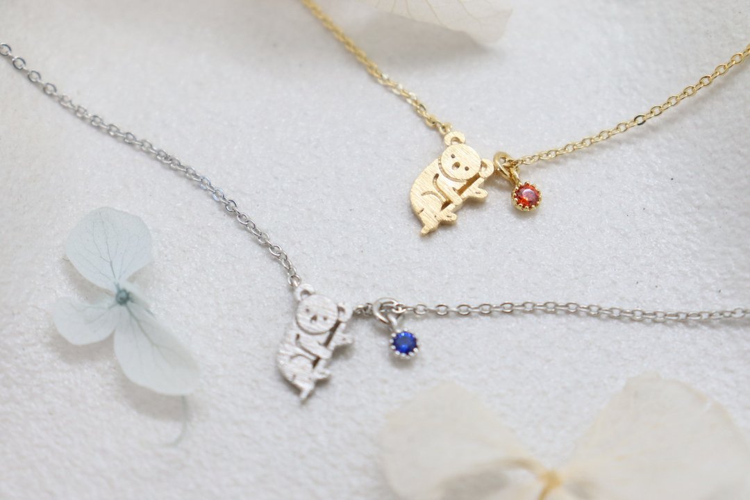 可爱无尾熊坠饰 Birthstone 精致迷人迷你项链 - 项链 - 铜/黄铜 多色