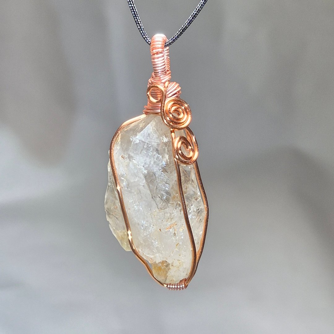 •我的乐章• 金属绕线 红泥骸骨水晶 水晶原矿吊坠 - 项链 - 水晶 白色