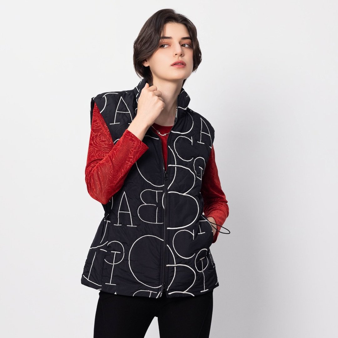 【MEDUSA】刺绣字母黑色抽绳背心外套(M-XL) | 女铺棉外套 - 女装休闲/机能外套 - 聚酯纤维 黑色