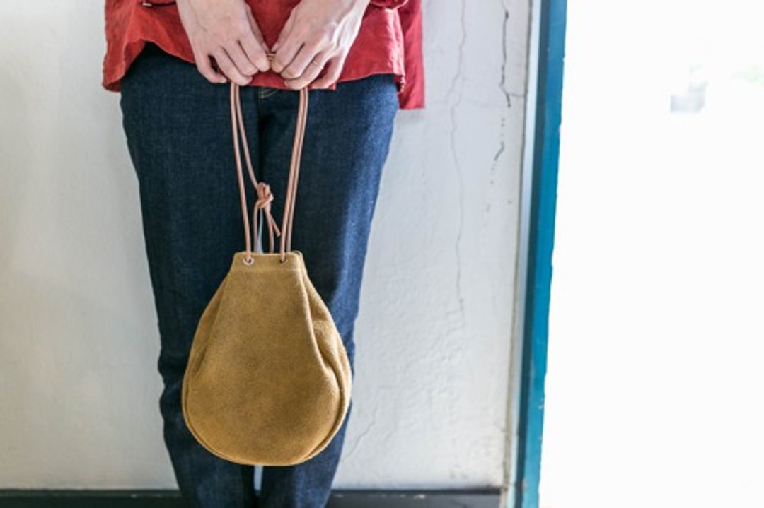 Genuine leather suede / velor drawstring sacoche bag mustard - 化妆包/杂物包 - 真皮 