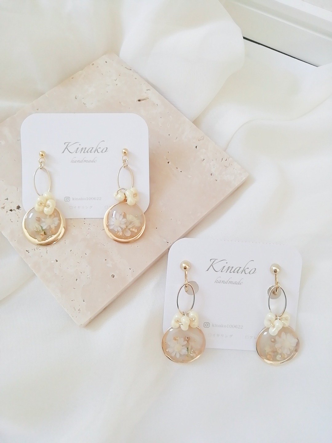 Fluffy flowers and beads perfectly round Clip-On earrings Allergy friendly - 耳环/耳夹 - 树脂 咖啡色