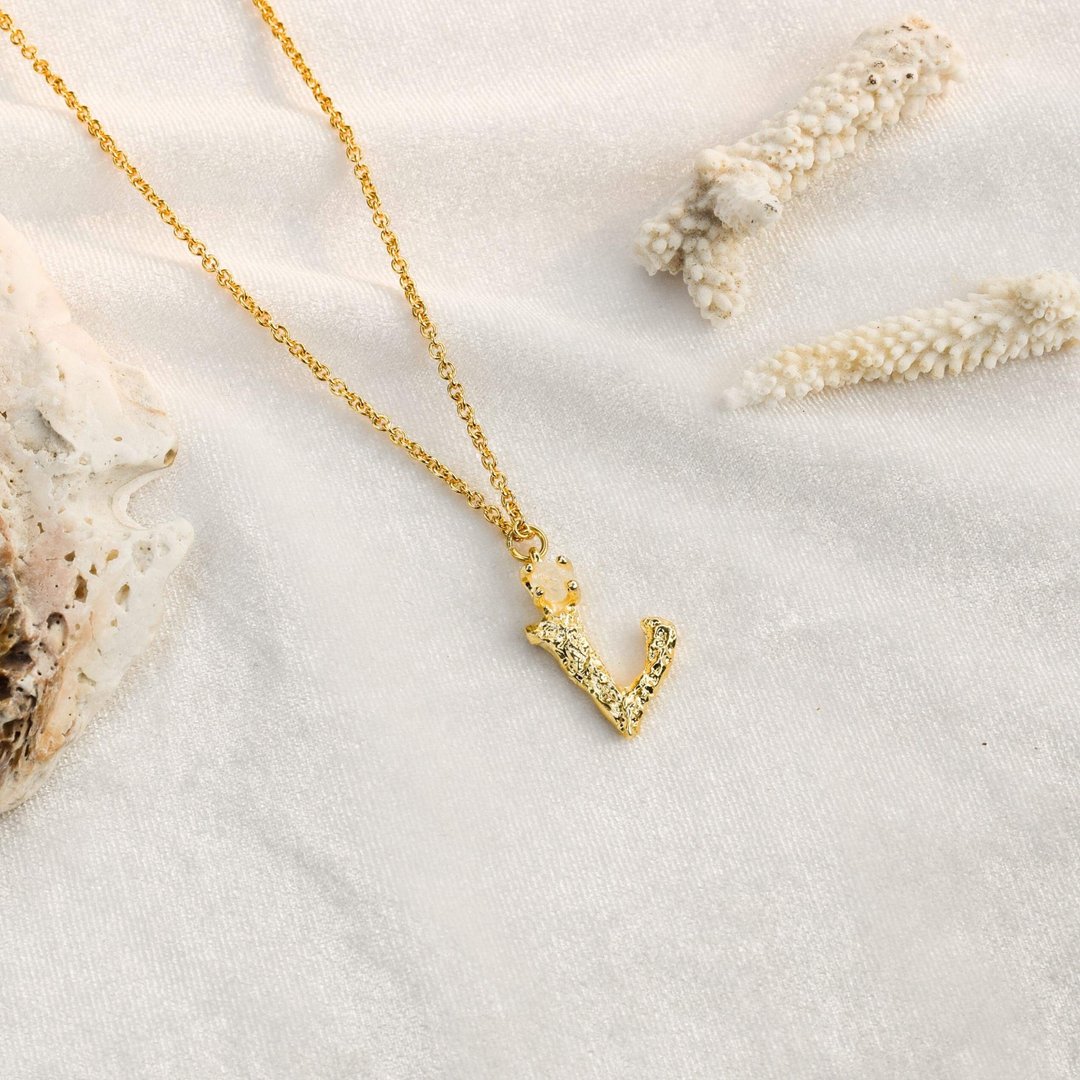 Alphabet pendant V letter - 项链 - 铜/黄铜 