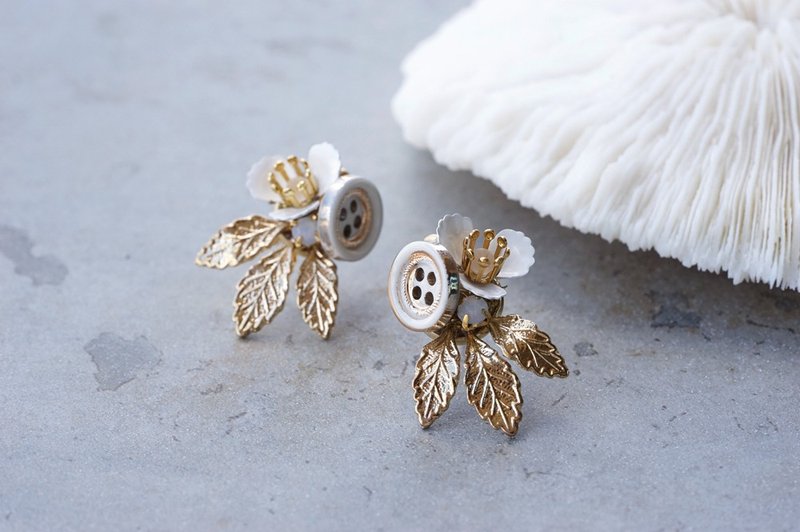 白花吟 - 复古花片耳环 (医疗级抗敏钢针 / 耳夹) - 耳环/耳夹 - 树脂 金色