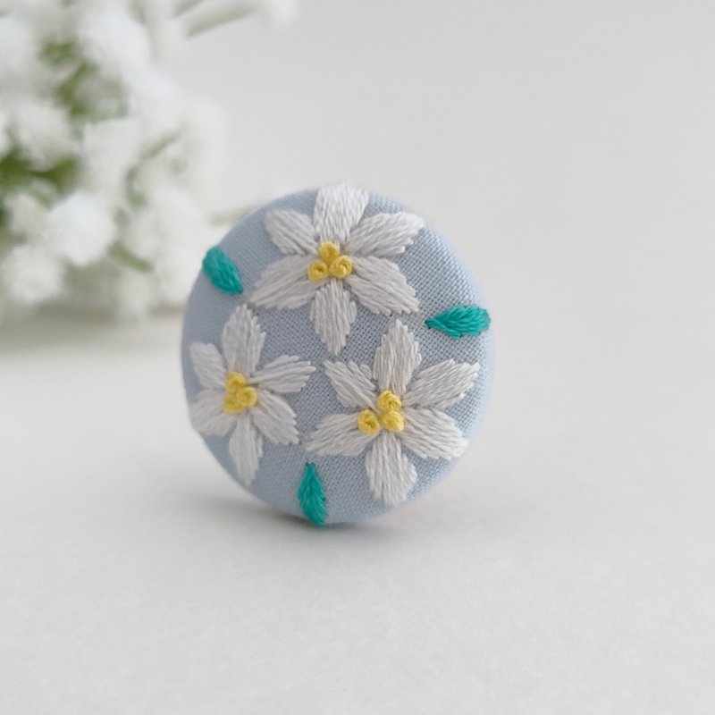 白百合迷你刺绣胸针 或 刺绣发圈 - 胸针 - 棉．麻 白色