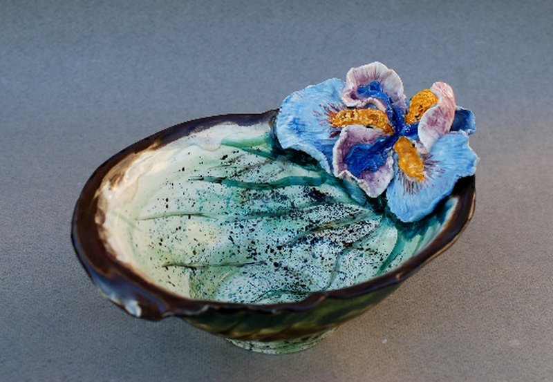 Flower shaped vase Iris figurine Ceramic Candy Bowl Decorative sculptural vase - 碗 - 陶 多色