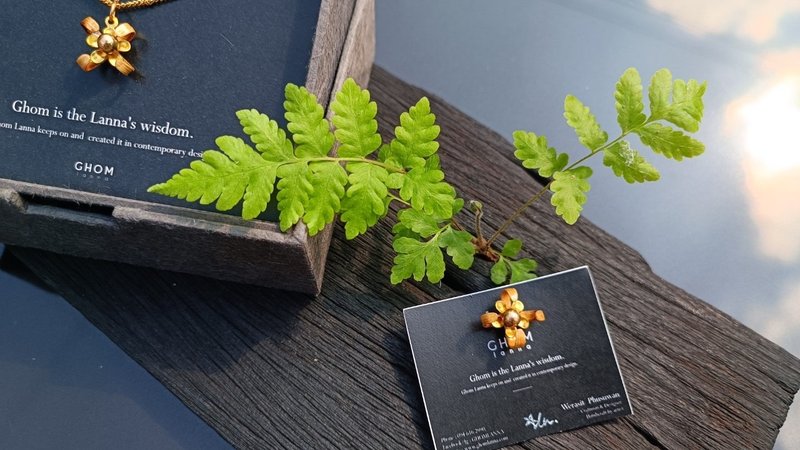 Dok Karnkaew 衬衫胸针 (ดอกก้านแก้ว) - 胸针 - 竹 黄色