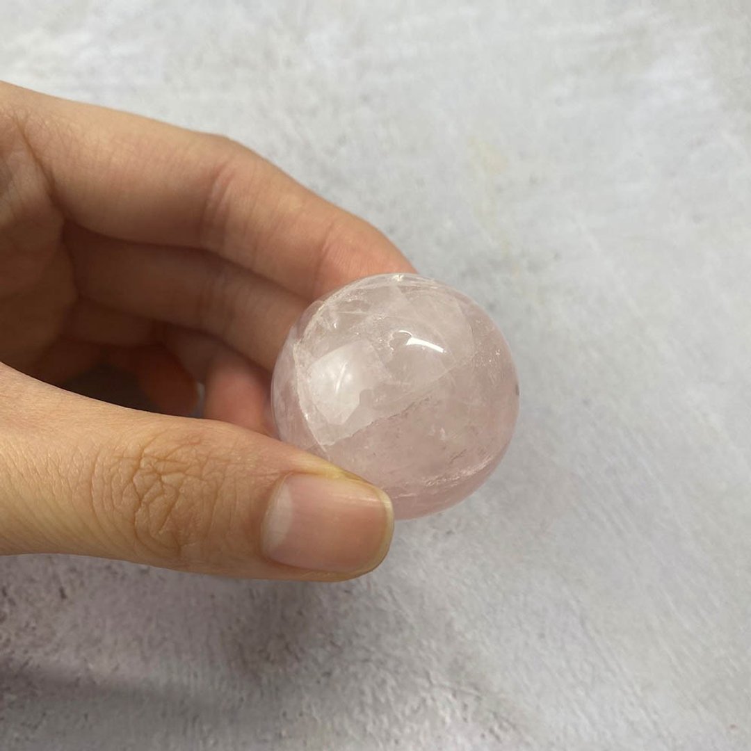 【微瑕特惠】水晶球 - 粉晶  办公室设备摆饰 不伤心福利品 - 摆饰 - 宝石 粉红色
