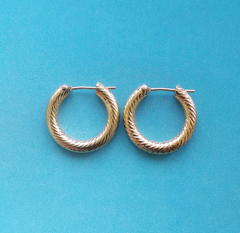 Vintage Jewelry 西洋古董饰品 细致金刷纹 小巧 小C圈 针式耳环 - 耳环/耳夹 - 其他材质 白色
