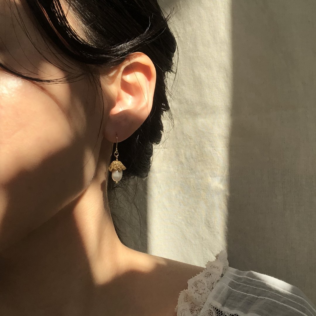 Flower drop embroidery earrings gold - 耳环/耳夹 - 绣线 金色