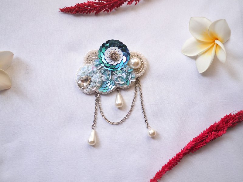 Blue Cloud brooch with teardrop beads,Embroidery brooch, Cloud pin, hijab brooch - 胸针 - 绣线 蓝色
