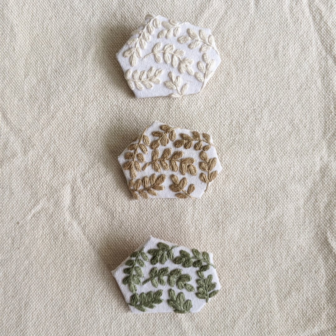 手工刺绣 小碎片叶纹胸针 别针 - 胸针 - 绣线 白色