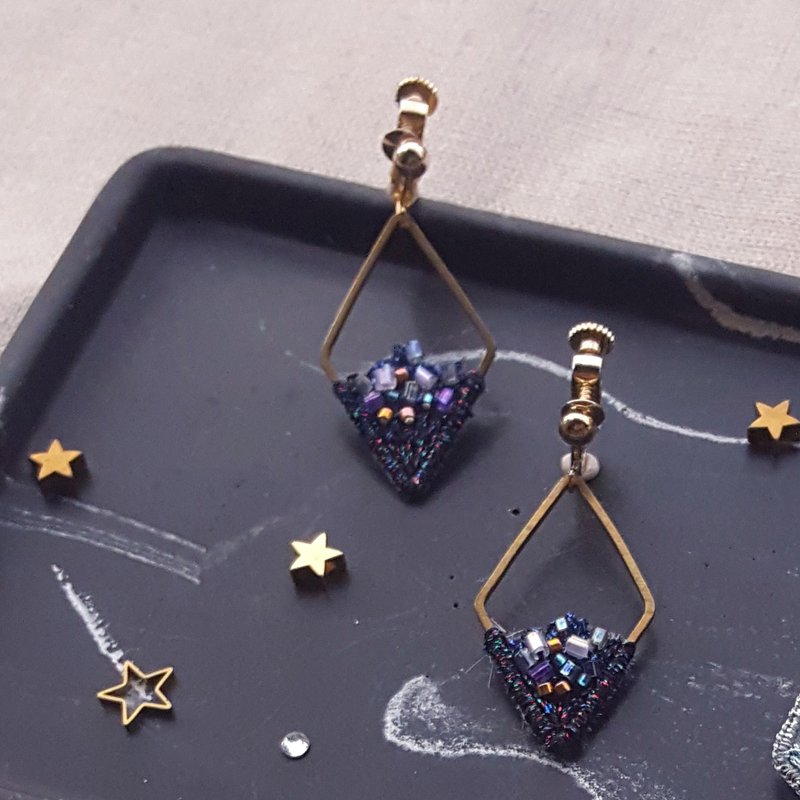 【宇宙星空】 菱形黄铜-刺绣耳环 - 耳环/耳夹 - 绣线 蓝色