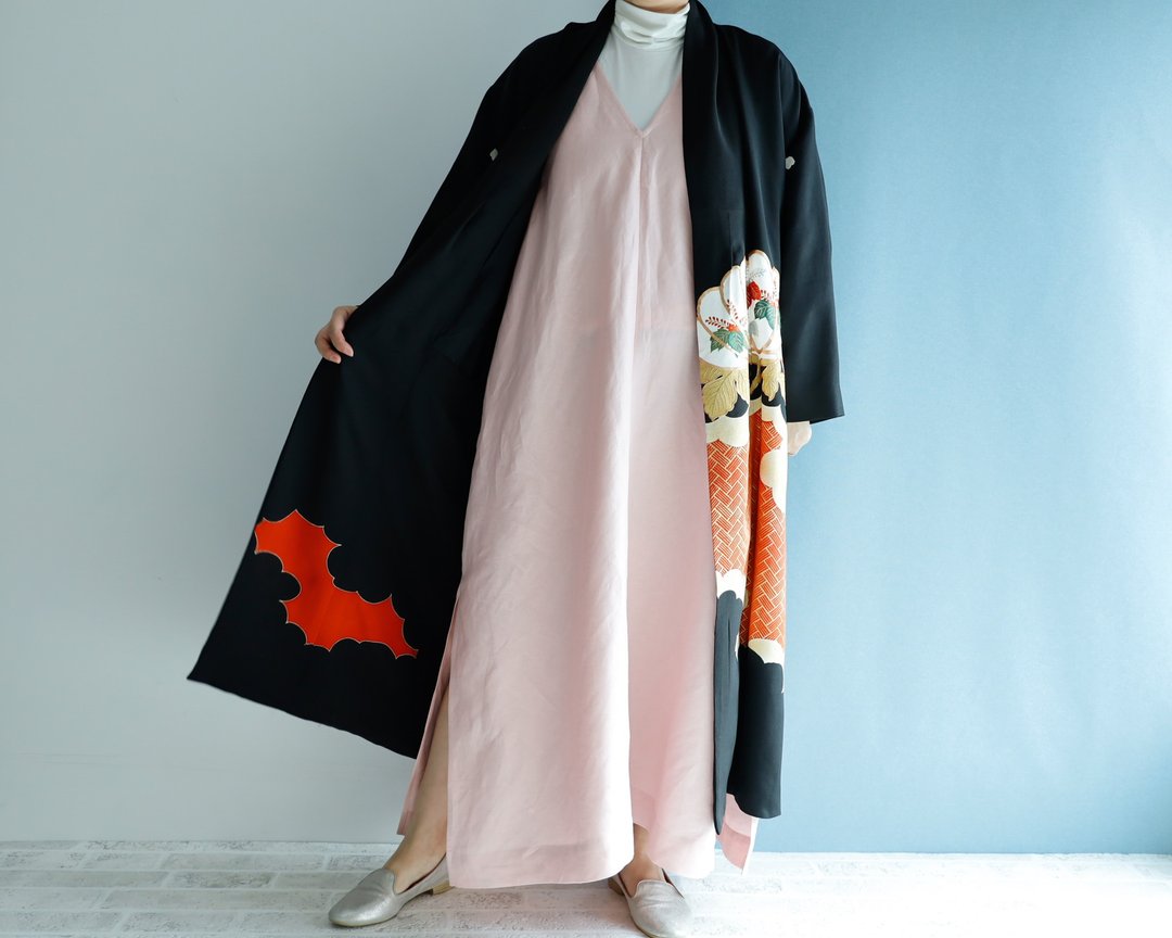 KIMONO 长版大衣 - 以留袖和服制成的礼服式外套，独一无二的和服改造单品，适合正式场合 - 女装西装外套/风衣 - 丝．绢 黑色