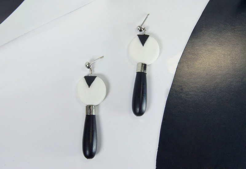 黑白金属三角形切割耳环 - 耳环/耳夹 - 粘土 黑色